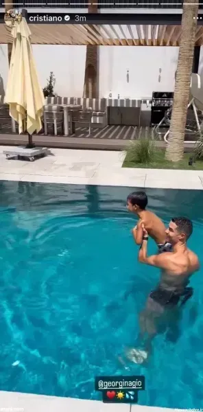  عکس جورجینا-در-استخر سکسی