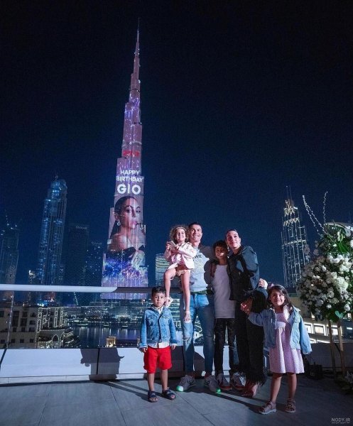  عکس جورجینا روی برج خلیفه