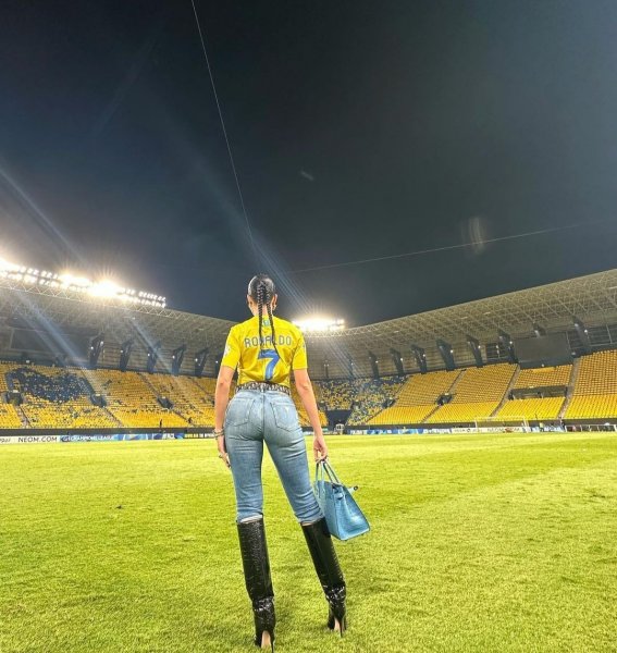  عکس جورجینا از پشت