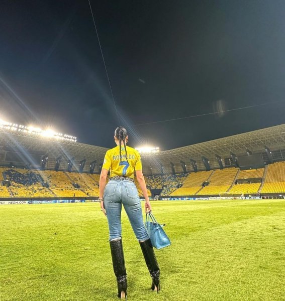 عکس جورجینا در باشگاه