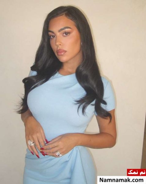 عکس جورجینا ایستاده