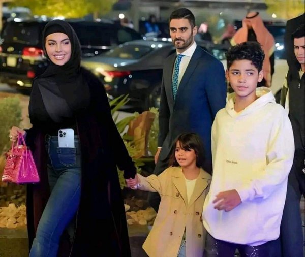  عکس جورجینا با حجاب