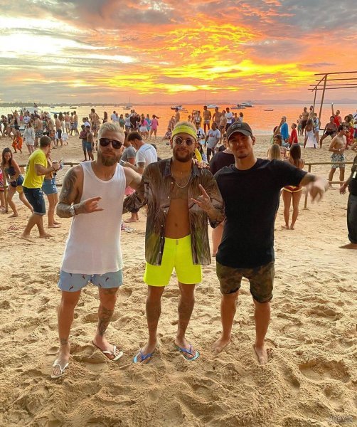 عکس نیمار و همسرش در ساحل