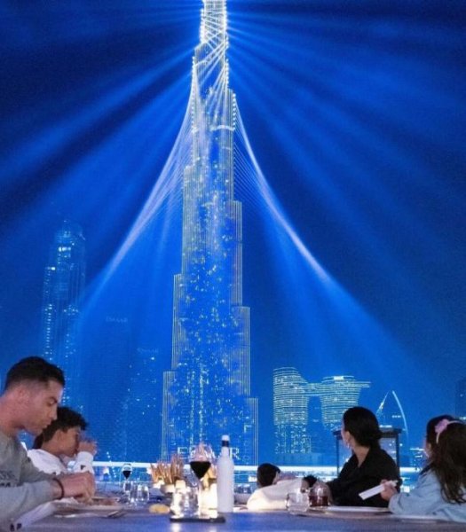 عکس رونالدو روی برج خلیفه