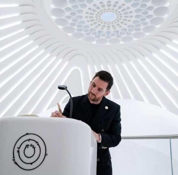  عکس مسی روی برج خلیفه