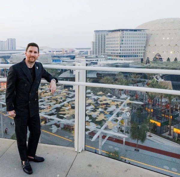  عکس مسی روی برج خلیفه