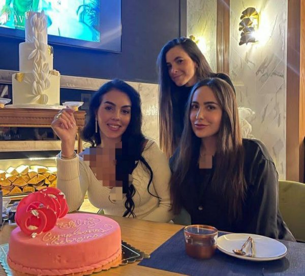 عکس جورجینا-در-استخر