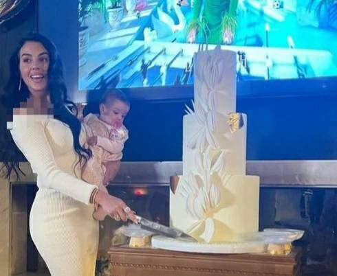 عکس جورجینا-در-استخر