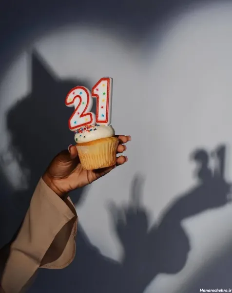  ژست عکس با کیک تولد بدون چهره