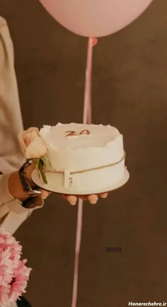  ژست عکس با کیک تولد بدون چهره