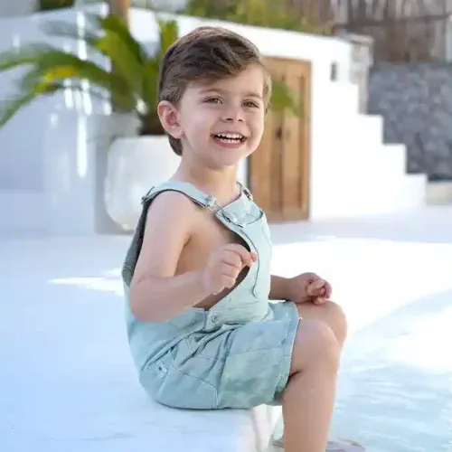 ژست عکس کودک پسر در فضای باز