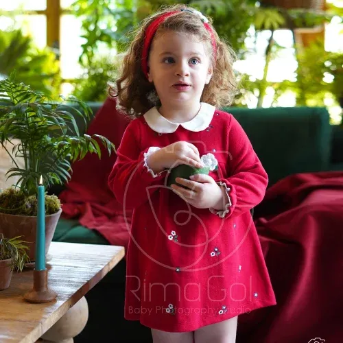  ژست عکس کودک پسر در فضای باز