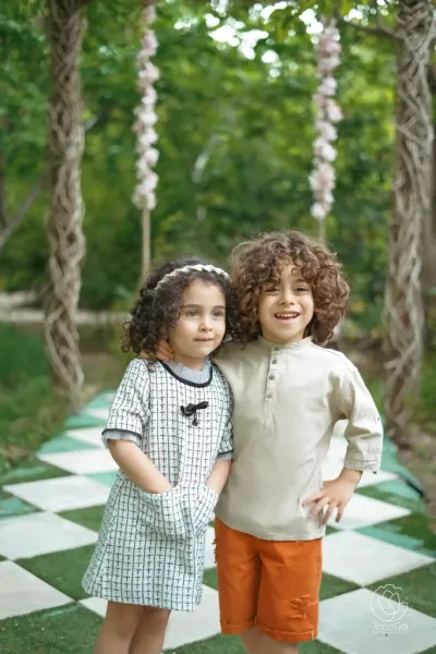  ژست عکس کودک پسر در فضای باز