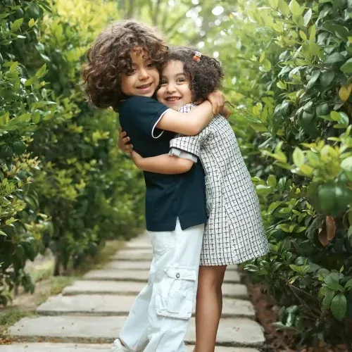  ژست عکس کودک پسر در فضای باز