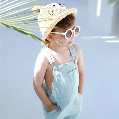  ژست عکس کودک پسر در فضای باز