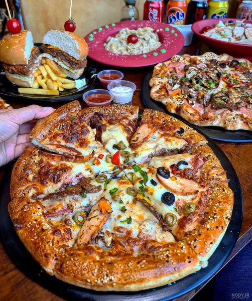  عکس تولد با پیتزا در کافه