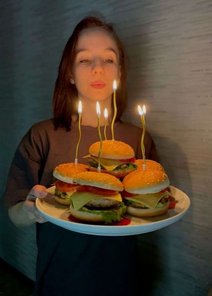  عکس تولد با همبرگر