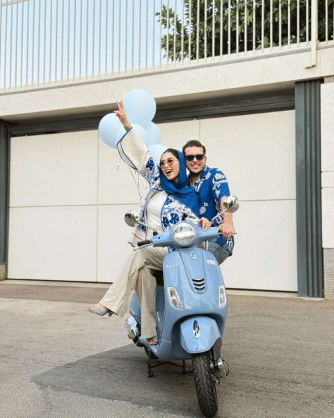 ژست عکاسی با موتور دخترانه