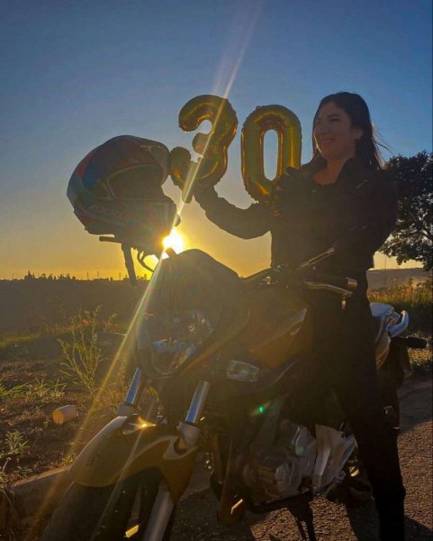  ژست عکاسی با موتور دخترانه