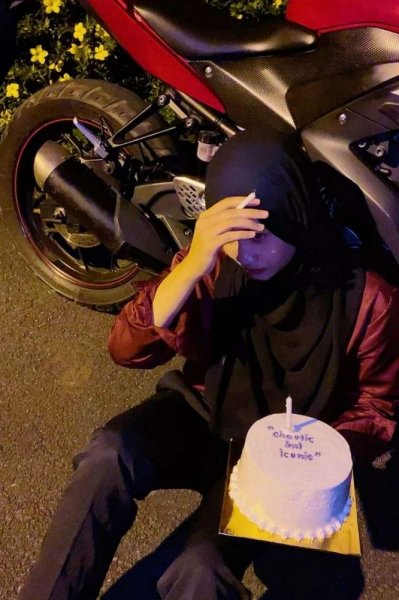  ژست عکاسی با موتور دخترانه