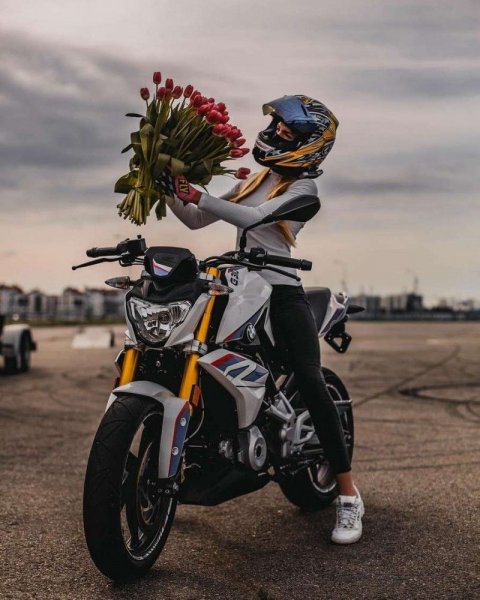  ژست عکاسی با موتور دخترانه