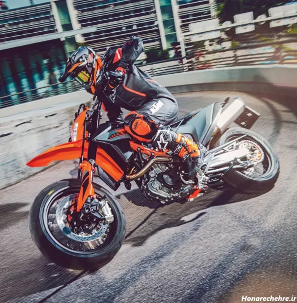  ژست عکاسی با موتور کراس