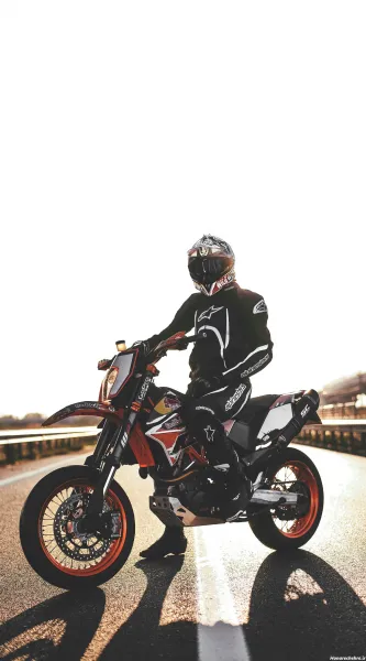  ژست عکاسی با موتور کراس