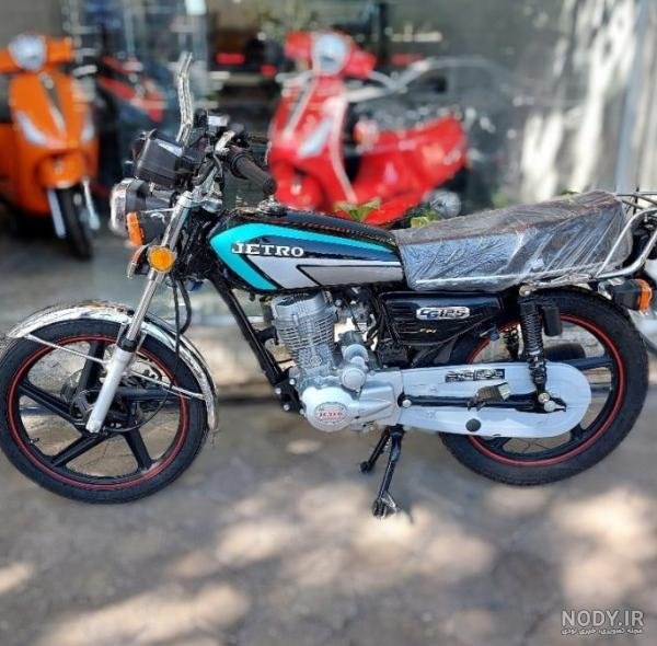 ژست عکس با موتور هوندا 125