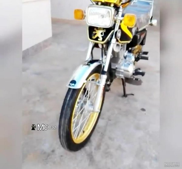  ژست عکس با موتور هوندا 125