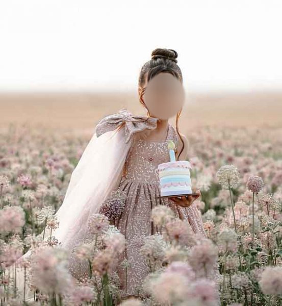  ژست عکس تولد با کیک در فضای باز