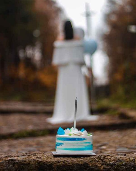  ژست عکس تولد با کیک در فضای باز