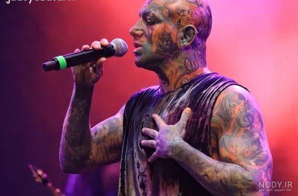 عکس امیر تتلو در حال خالکوبی