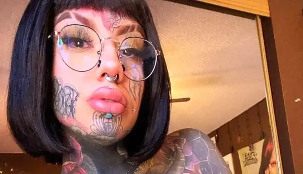  عکس امیر تتلو در حال خالکوبی