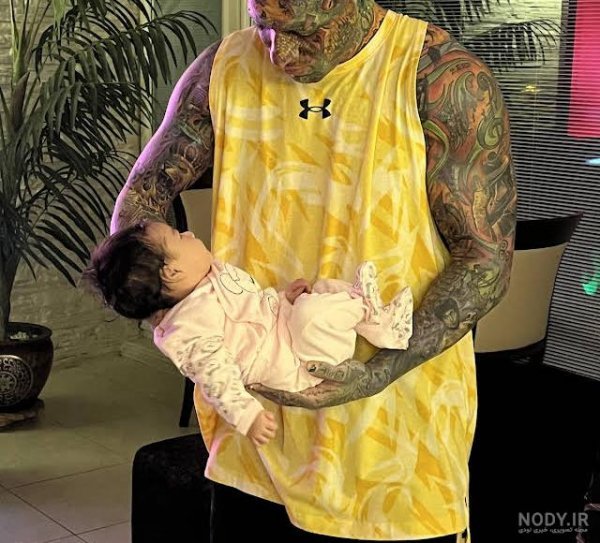  عکس امیر تتلو در حال خالکوبی