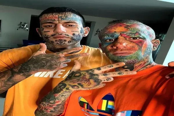  عکس امیر تتلو در حال خالکوبی