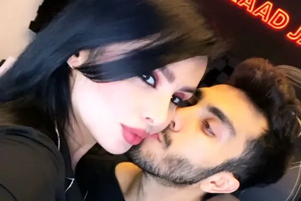  عکس دنیا جهانبخت در استخر با مهراد جم