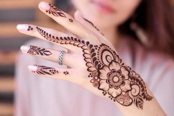  20 عکس نقش حنا ساده دخترانه