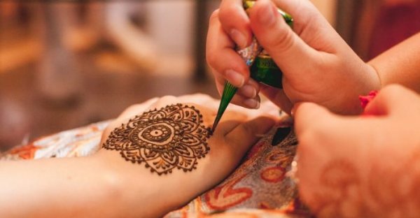  20 عکس نقش حنا ساده دخترانه