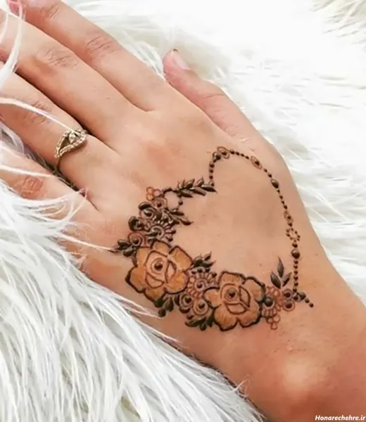  20 عکس نقش حنا ساده دخترانه