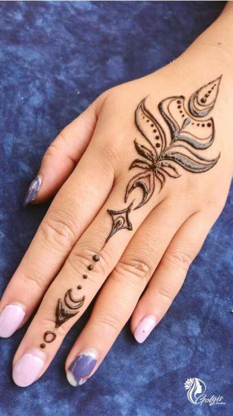  20 عکس نقش حنا ساده دخترانه