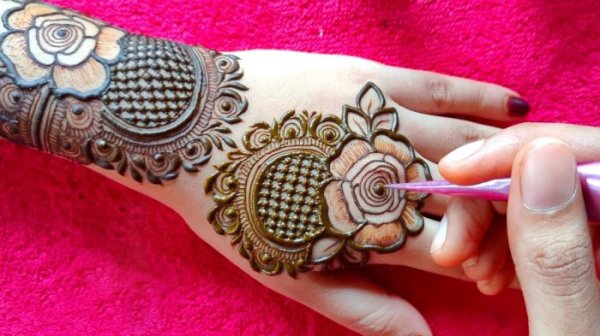  20 عکس نقش حنا ساده دخترانه