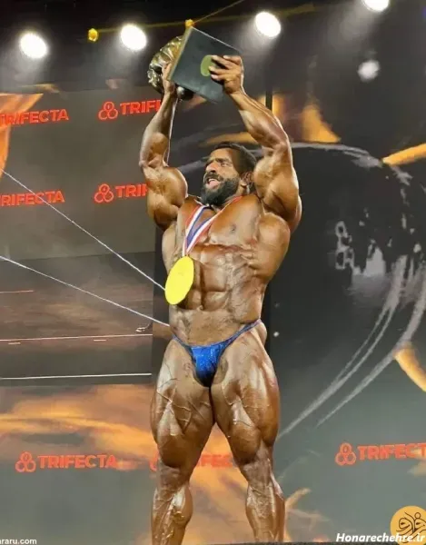  عکس هادی چوپان با همسرش در استخر