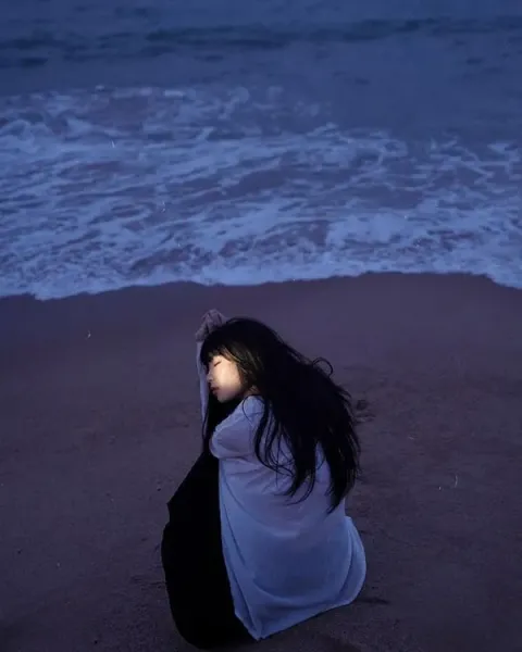 عکس دختر تنها و غمگین برای پروفایل