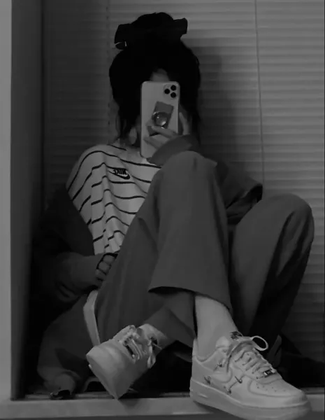  عکس دختر تنها و غمگین برای پروفایل