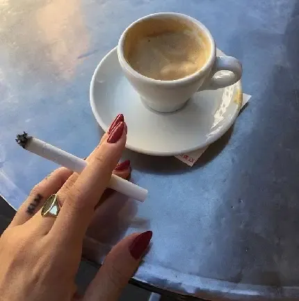  عکس سیگار در دست دختر طبیعی