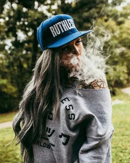  عکس سیگار در دست دختر طبیعی