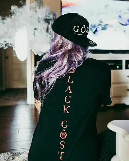  عکس سیگار در دست دختر طبیعی