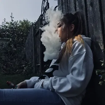  عکس سیگار در دست دختر طبیعی