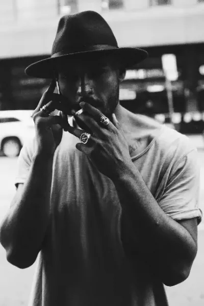  عکس سیگار در دست دختر طبیعی