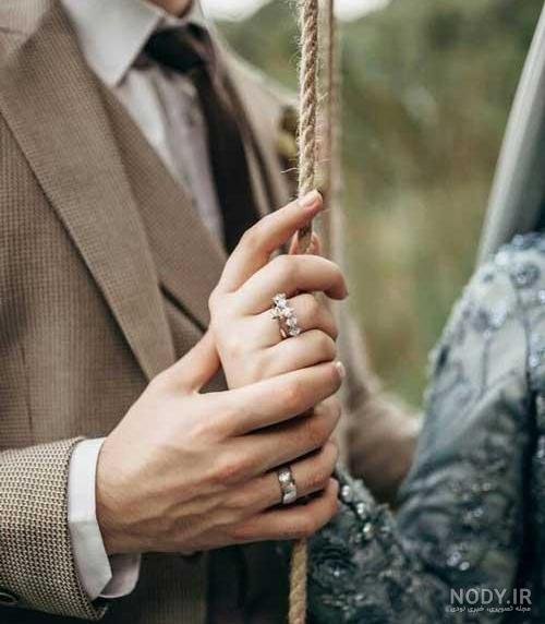 عکس دست نامزدی با حلقه طبیعی
